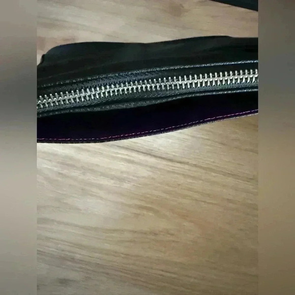 NEW in BAG • Younique pebbled faux Leather embossed Makeup Bag w/ purple lining - Picture 5 of 6